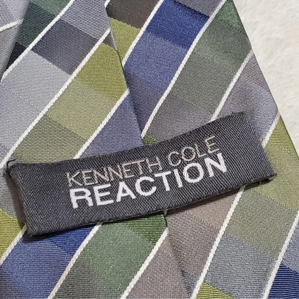 Kenneth Cole Reaction 100% Silk‎ Patterned Tie.